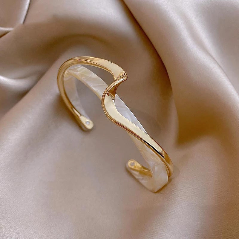 Elegant Gold Bracelet with White Opal
