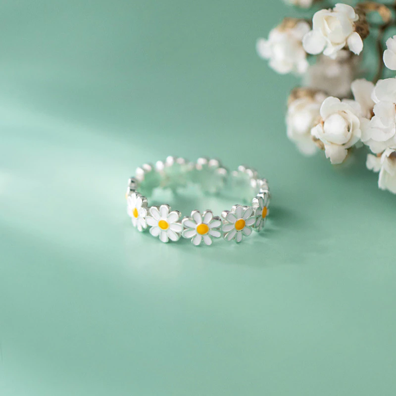 Daisy Ring – Emblem of Fresh Starts and Happiness