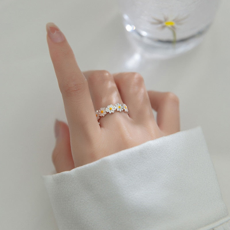 Daisy Ring – Emblem of Fresh Starts and Happiness