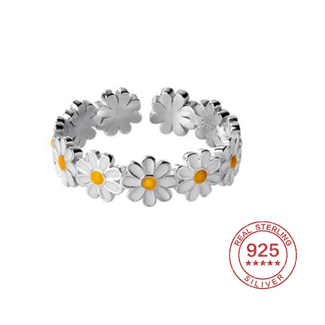 Daisy Ring – Emblem of Fresh Starts and Happiness